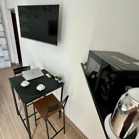 Moderno Ed Elegante Loft Con Balcone Mediolan